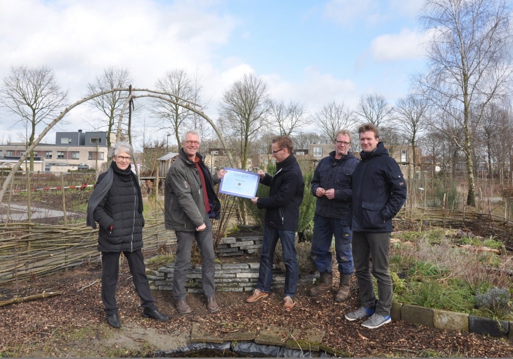 President Frank Huisman van de Lions reikt de cheque uit aan voorzitter Kor Braams en tuindocent Stijn van Dijk van de Ulebelt. Vergezeld door Peter Huisman en Roely Oldenhuis van Lions IJsselvallei. Maike Nelissen van de Ulebelt staat als fotograaf niet zelf op de foto...